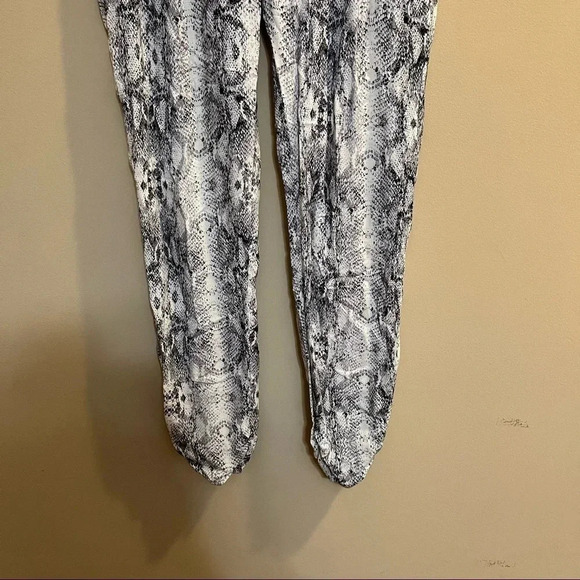 Miss Selfridge Pleated Soft Pants Snake Skin Women’s Size 6 Tapered Leg - Picture 3 of 12